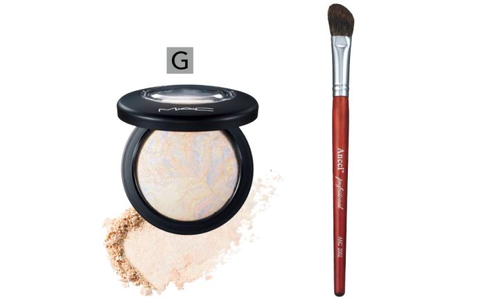 ANC 2002 ￥2780／アンシ ブラシ ミネラライズ スキンフィニッシュ ライトスカペード ￥5940／M・A・C
