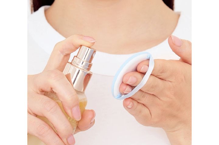 2. パフにミストをふきつけてファンデーションの密着力アップ