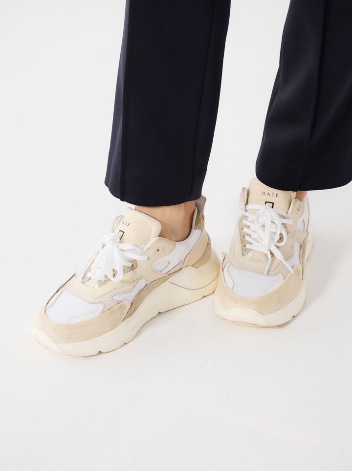 クラウドチームVERY明賀琴絵の春のネイビーコーデのスニーカー