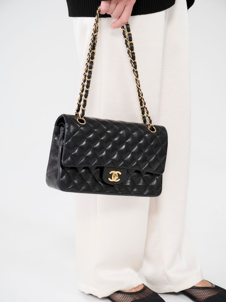 クラウドチームVERY酒井理央の春コーデのバッグはシャネル