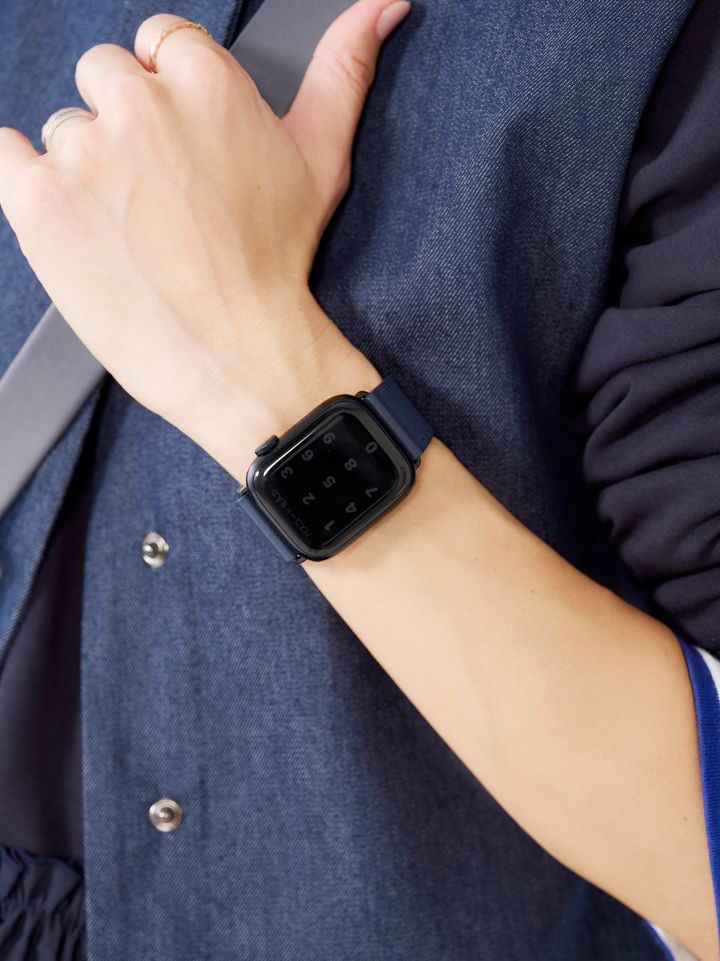 クラウドチームVERY明賀琴絵の春のネイビーコーデの時計はアップルウォッチ
