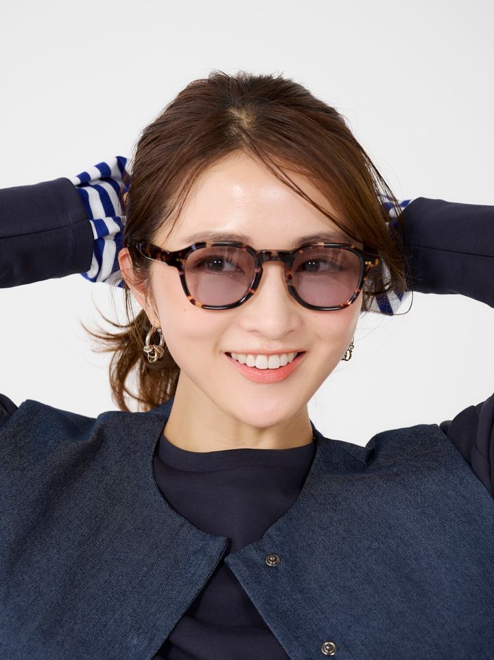 クラウドチームVERY明賀琴絵の春のネイビーコーデのサングラス