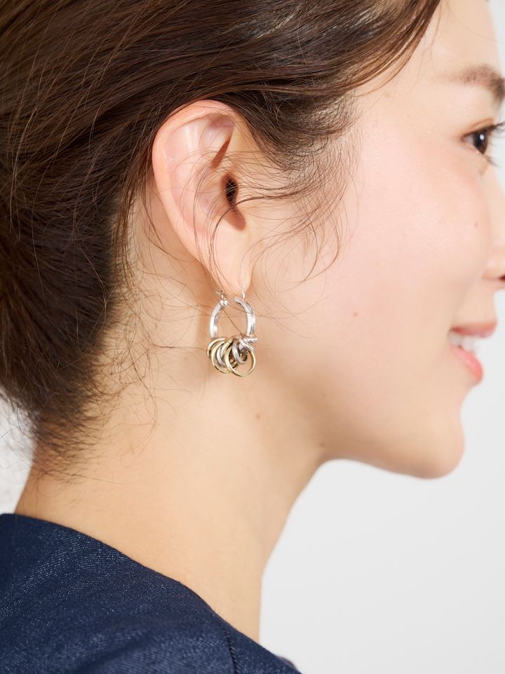 クラウドチームVERY明賀琴絵の春のネイビーコーデのピアス