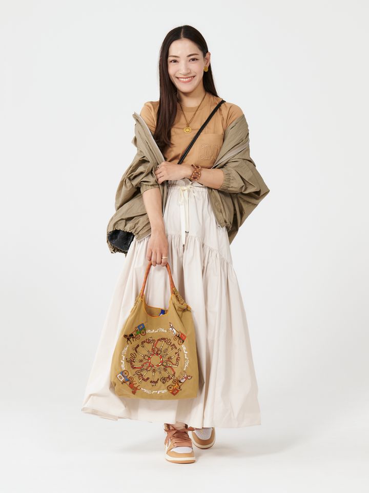 クラウドチームVERY髙松愛梨の春のベージュコーデの全身