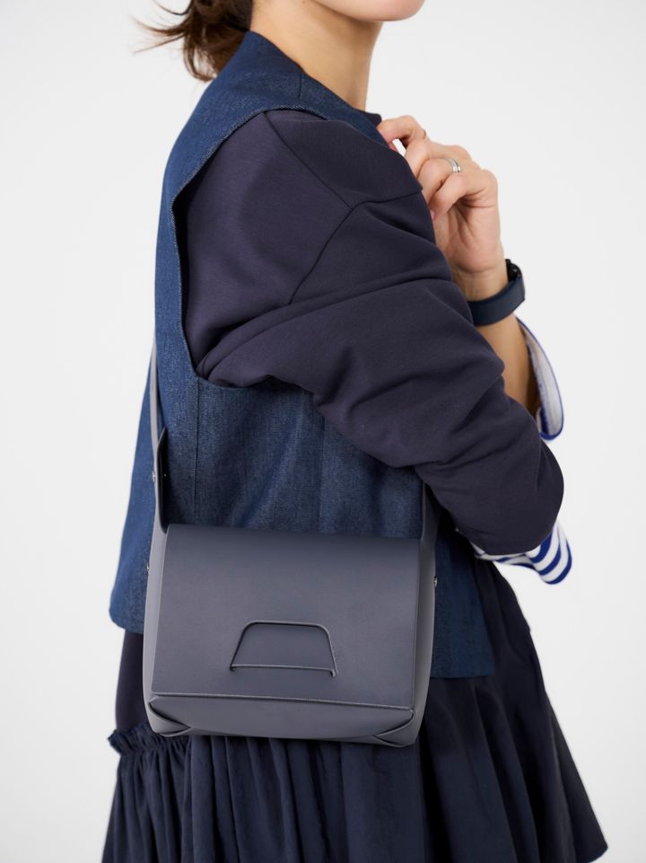 クラウドチームVERY明賀琴絵の春のネイビーコーデのバッグはイッセイミヤケ