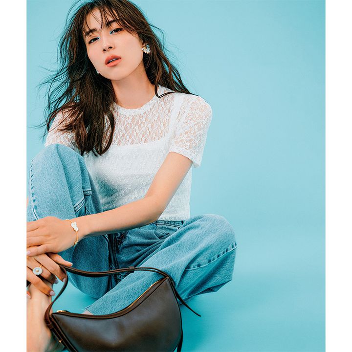 小花柄レースのTシャツ