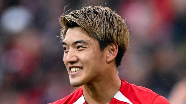 「赤いスーツもお似合い」「メンバーえぐすぎ」26歳日本代表スターの結婚パーティー、なんと明石家さんまや小栗旬も合流