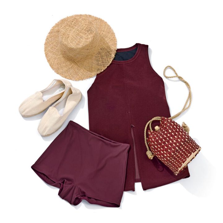 ショーツ1万3200円（タアラ クロージング） バッグ1万2100円（ジャーディン デル シエロ）、帽子2万4200円（ラック オブ カラー／ともにジャック・オブ・オール・トレーズ プレスルーム） エスパドリーユ1万8700円（ラ マヌアル アルパルガテラ／ザ エディット ストア）