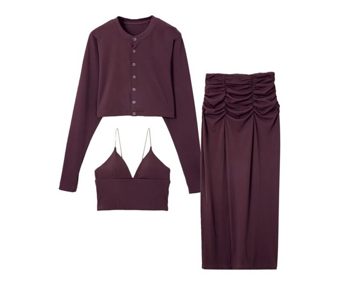 ブラ付きのセット。カップインブラ1万1000円、カーディガン1万5950円、スカート1万7600円（すべてダン）