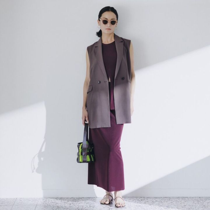 街着として着てもストレスフリー。タンクトップ2万900円、スカート2万900円（ともにウィム ガゼット／ウィム ガゼット ルミネ新宿店） 