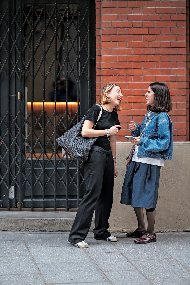 シンプルでこなれ感たっぷり！色＆小物使いに注目！【パリジェンヌの一週間コーデ】