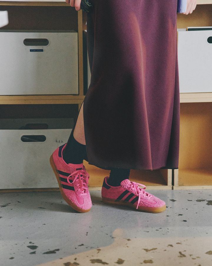 ピンクのスニーカーが狙い目！タイトスカートですっきりこなれ感。【FUDGE dig.｜バランス上手なあの子がお手本！ローテクスニーカーの着こなしレッスン- 03】