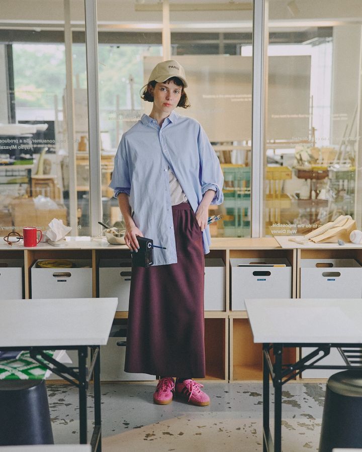 ピンクのスニーカーが狙い目！タイトスカートですっきりこなれ感。【FUDGE dig.｜バランス上手なあの子がお手本！ローテクスニーカーの着こなしレッスン- 03】