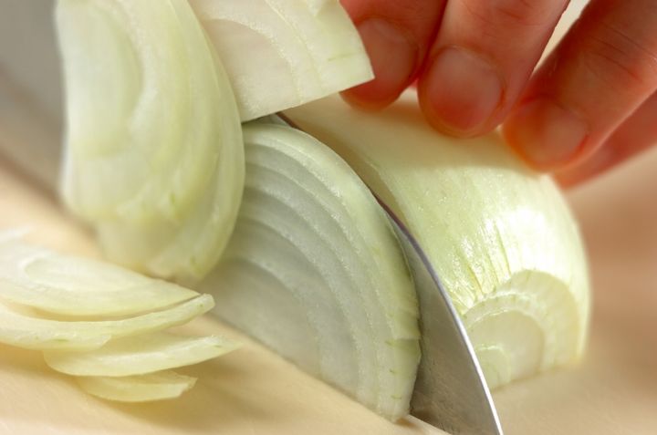 玉ネギのかきたま汁の下準備1