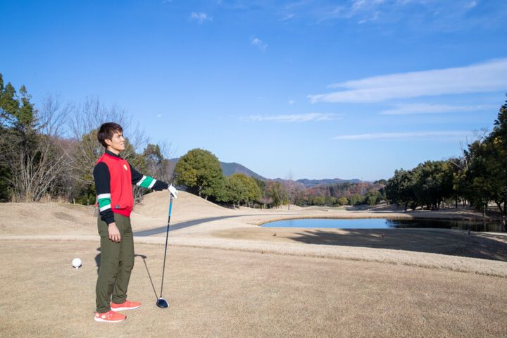 ビハインド・ザ・ボールができないのはスマホのせい？人気コーチがレッスン