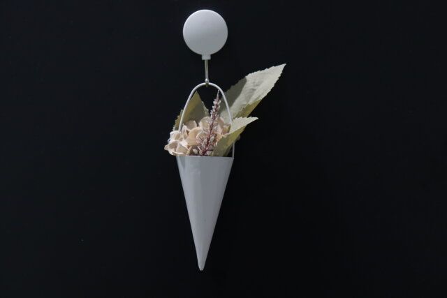 セリアのハンギングコーンはフックやピンに引っ掛けて飾れる