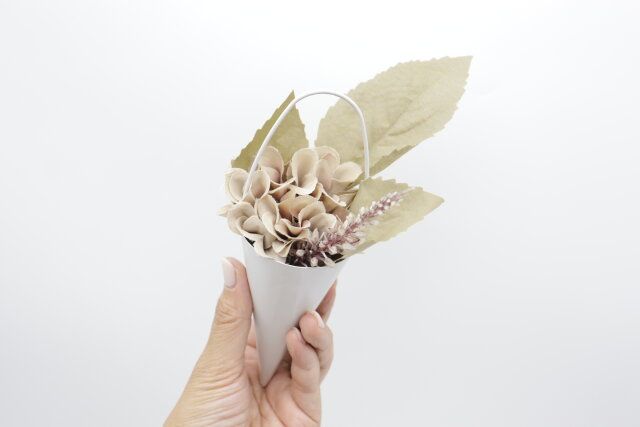 セリアのハンギングコーンは少ないお花でも映えるインテリアが作れる