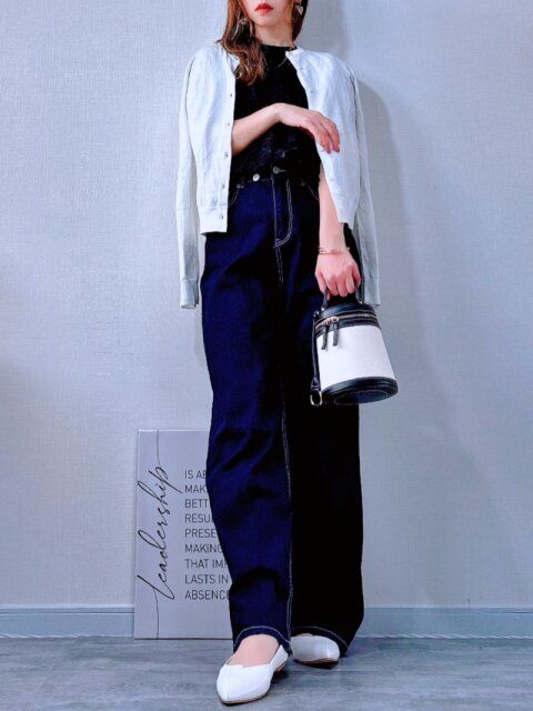 【ブラック×デニム×肩掛け白カーディガン】こなれ感たっぷりの大人カジュアル