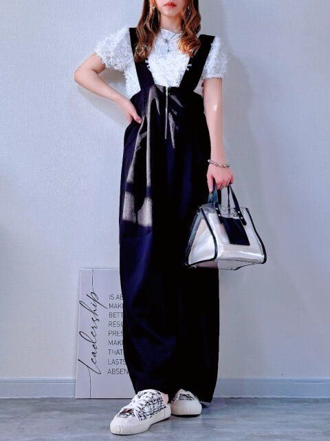 【ホワイト×黒のサロペット】 甘さとモード感の絶妙なミックススタイル