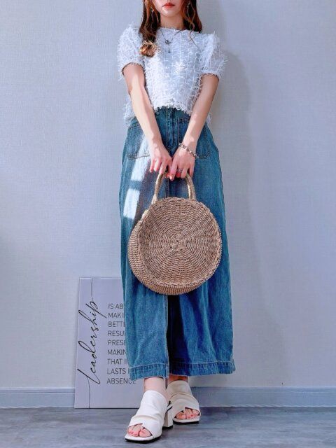 【ホワイト×ライトブルーのスリットロングデニムスカート】 爽やかで抜け感のあるシンプルスタイル