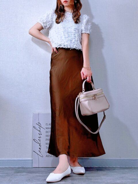 【ホワイト×ブラウンのサテンスカート】上品な光沢感で大人フェミニン