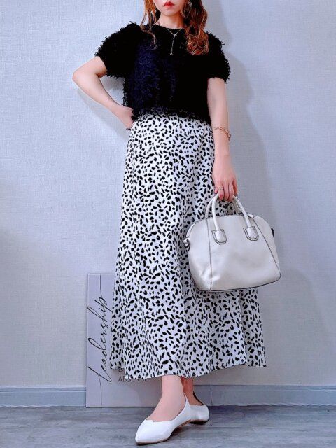 【ブラック×幾何学柄スカート】個性的な柄でモードな印象をプラス