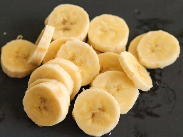 バナナは輪切りにする。