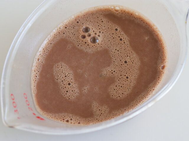 残りの牛乳、卵を加えてよく混ぜ合わせる。