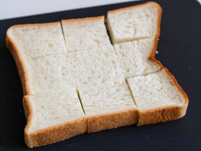 食パンは9等分に切る。