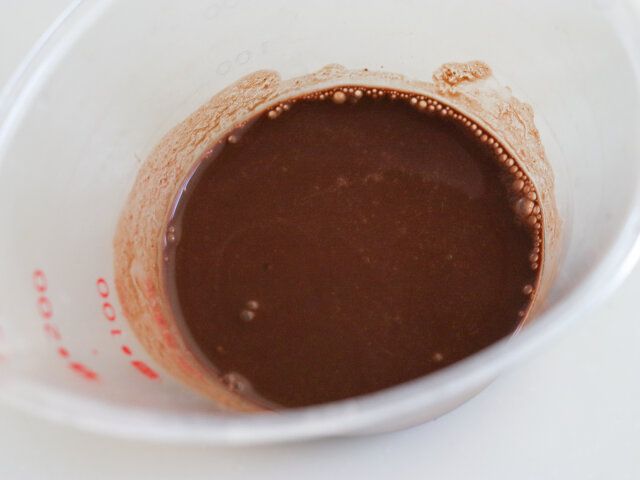 牛乳の一部を温め、ココアパウダーを溶かす。