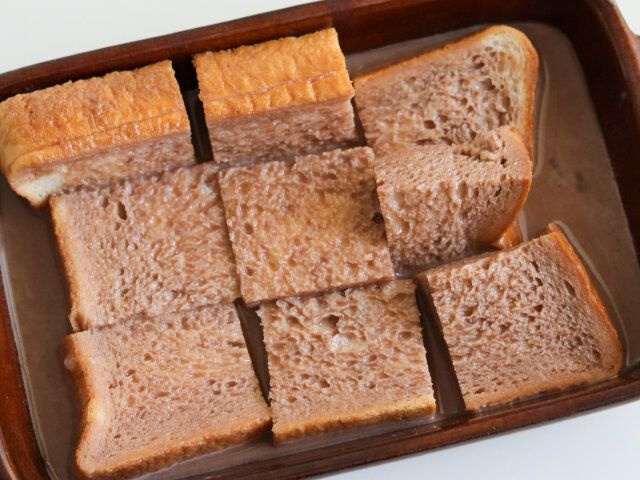 耐熱容器に食パン、➂の卵液を入れ、食パンを返しながらしっかり浸す。