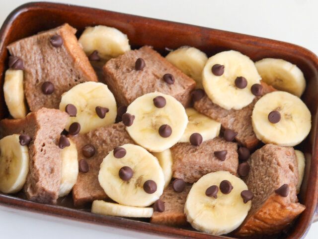 チョコチップをちらして、200℃に温めたオーブンで15~20分焼く。