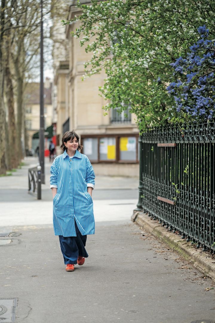 雨の日のオシャレを楽しく！レインコートが主役のコーデ