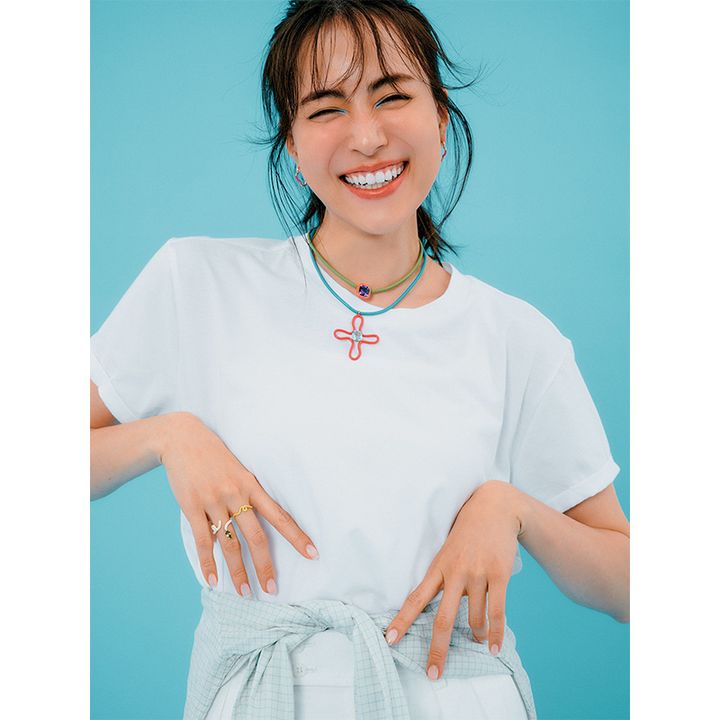 白Tシャツにカラーネックレスを身につけたモデル