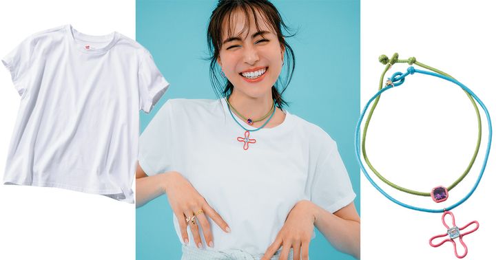白Tシャツに効かせるカラーネックレス