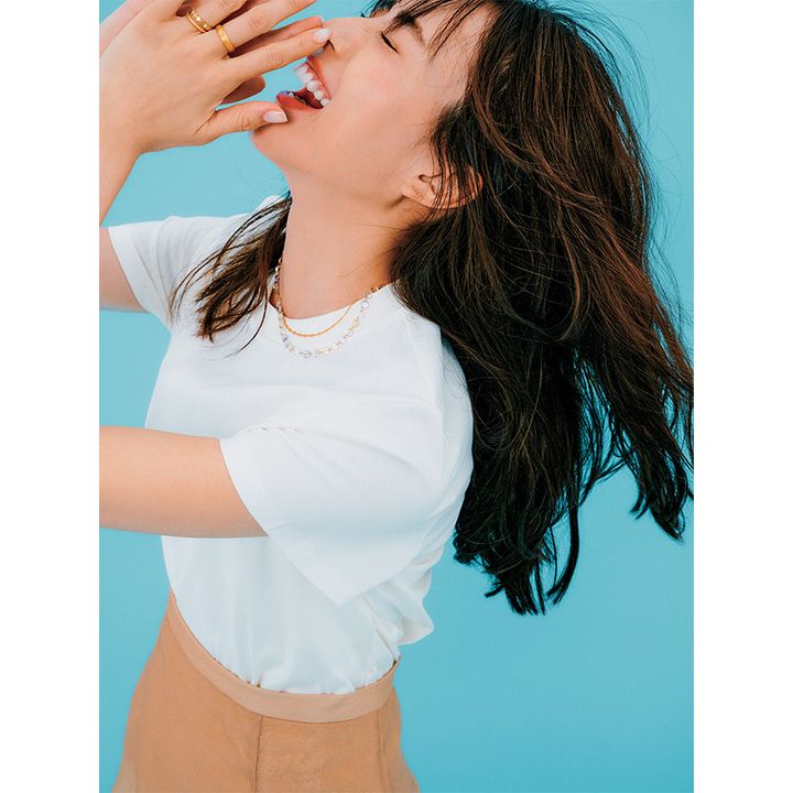 白Tシャツにエタニティネックレスを身につけたモデル