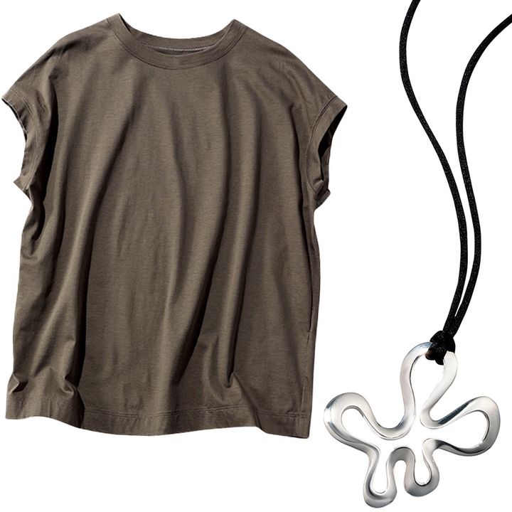 着用したゆるTシャツとシルバーネックレス