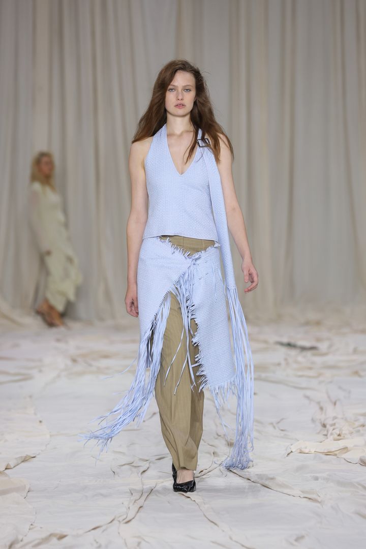 ウィン・ハムリン 2026年リゾートコレクションより。