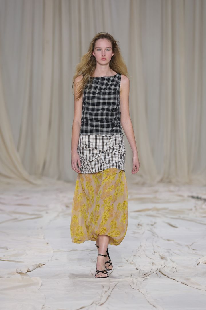 ウィン・ハムリン 2026年リゾートコレクションより。