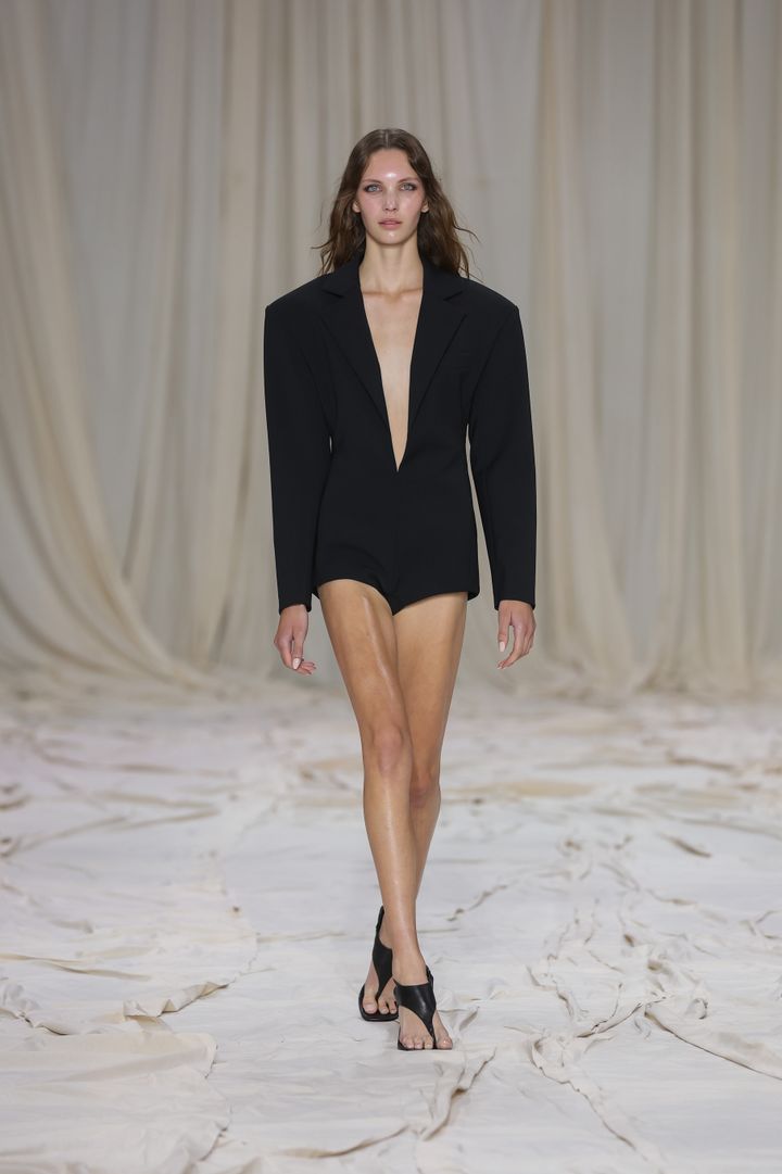 コートニー・ゼン 2026年リゾートコレクションより。