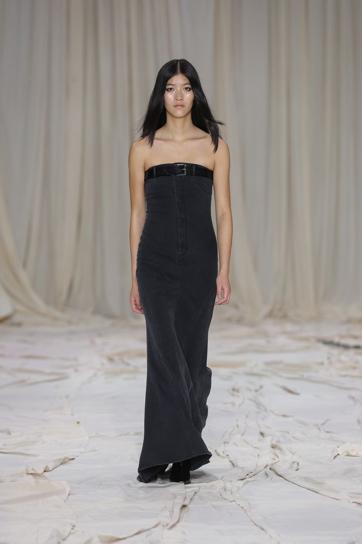 コートニー・ゼン 2026年リゾートコレクションより。