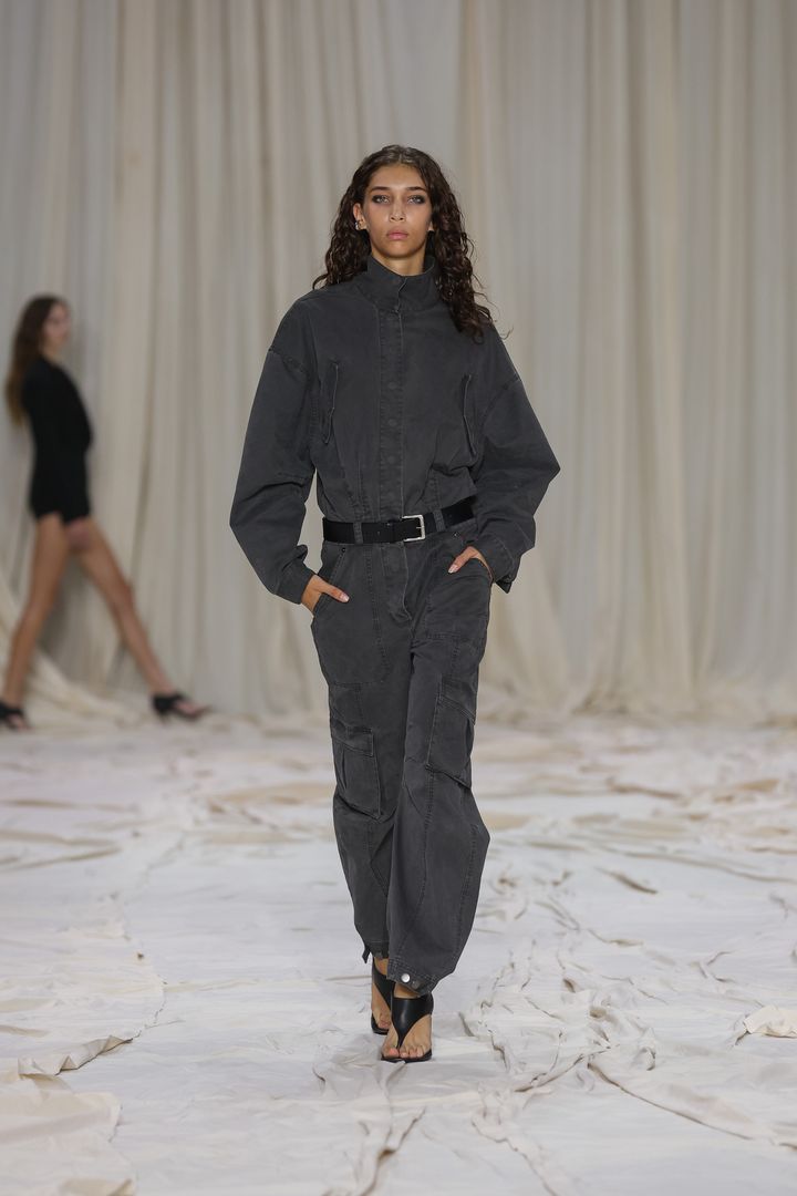 コートニー・ゼン 2026年リゾートコレクションより。