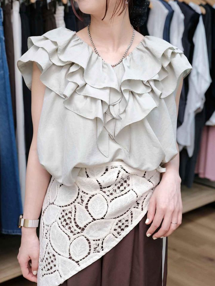 画像: 人気ブラウスで肌トーンもUP