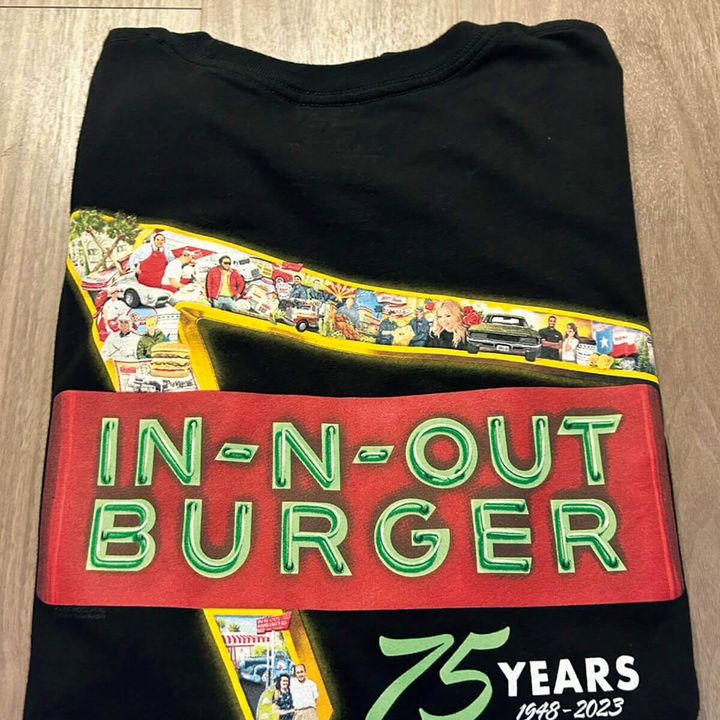 〈イン・アンド・アウト〉の75周年Ｔシャツ