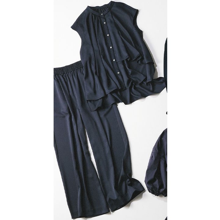 キャストコロンのネイビーのノースリーブブラウスとパンツのセットアップ