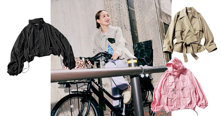 ホリデイのピンクのアウターとイロットの短丈トレンチジャケットとアナスイエヌワイシーのスポーティな短丈ジャケットとロゴTシャツとカラーパンツにリラクスの短丈ジャケットを羽織った辻元舞さん