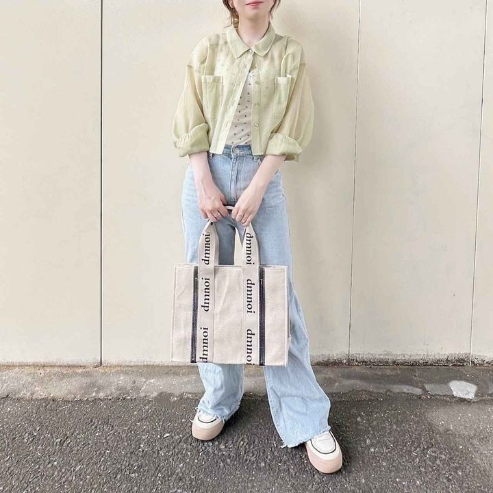 画像: シアーシャツ ✕ デニムでカジュアルスタイル