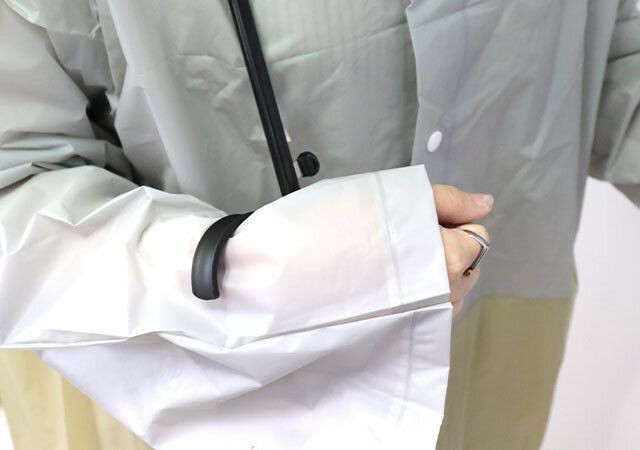 セリアの両手が自由に使える傘ハンドルホルダーの使用例