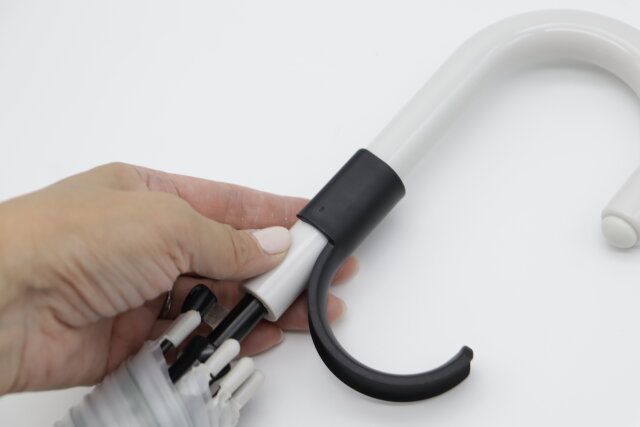 セリアの両手が自由に使える傘ハンドルホルダーはビニール傘に装着できる