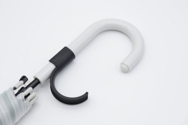 セリアの両手が自由に使える傘ハンドルホルダーは雨の日に便利